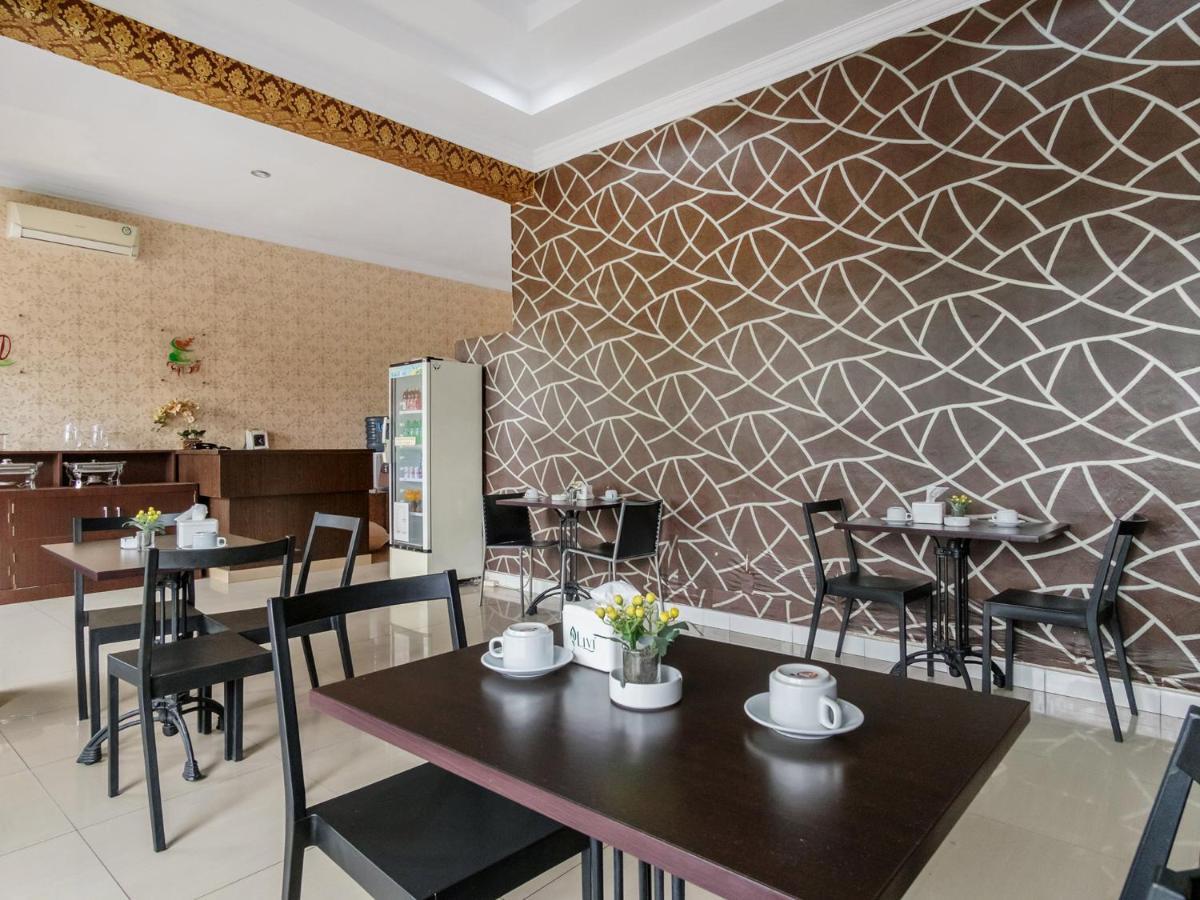 Oyo 741 Hotel Labuhan Raya Medan Exterior photo