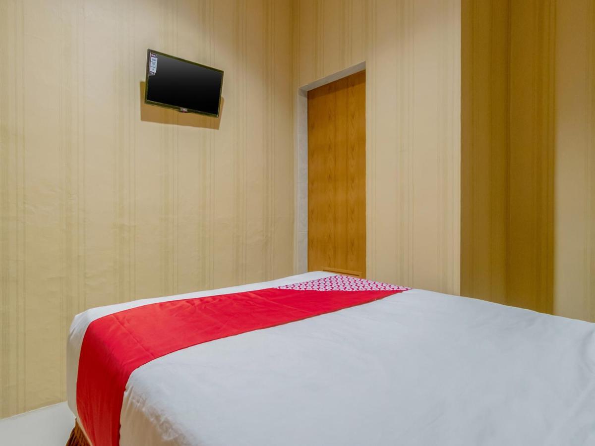 Oyo 741 Hotel Labuhan Raya Medan Exterior photo